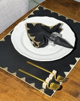 مفرش ومنديل مميز بإطار ذهبي