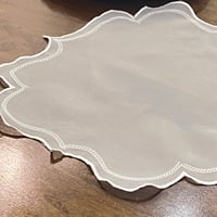 مفرش مطرز حافتين انيق