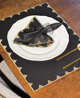 مفرش ومنديل مميز بإطار ذهبي