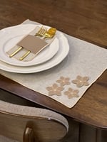 طقم ١٢ مفرش مطرز بتصميم فريد وانيق مع اضافة وردات...