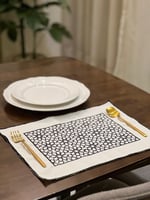 مفرش مطرز بتصميم عصري فريد