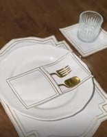 مفرش مطرز بحواف ذهبي وفضي