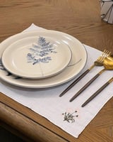 مفرش لينن ابيض بتطريز ورد بالاسفل مع جوانب مطرزة