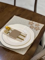 طقم ١٢ مفرش مطرز بتصميم فريد وانيق مع اضافة وردات...