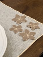 طقم ١٢ مفرش مطرز بتصميم فريد وانيق مع اضافة وردات...