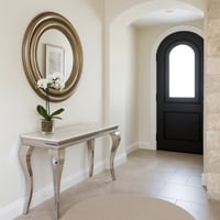 طاولة استقبال بسطح رخامي وأرجل معدنية فضية