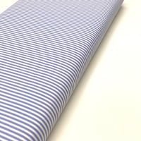 مقلم أزرق و الأرضية بيضاء