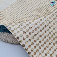 نقش الورد مع الترتر الذهبي