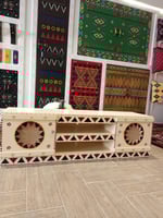 طاولة تلفزيون ملونة مترونصف