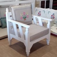 كرسي خشب مخروط + جلسة تطريز