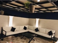 جلسة خشب سويدي حرف L ٧متر + طاولة كبير