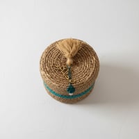 سلة صغيرة رمضانية مع مبخرة وعود