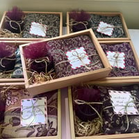 بوكس شتاء (2026) شال كشميري فاخر مع كوب قهوة وبطاق...