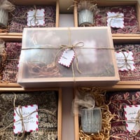 بوكس شتاء (2026) شال كشميري فاخر مع كوب قهوة وبطاق...