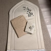 طقم صلاة (٣قطع )بتطريز ورد جوري لون بيج