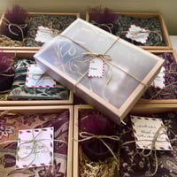 بوكس شتاء (2026) شال كشميري فاخر مع كوب قهوة وبطاق...