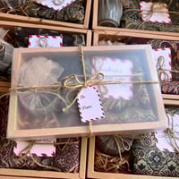 بوكس شتاء (2026) شال كشميري فاخر مع كوب قهوة وبطاق...