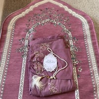 طقم صلاة (سجادة مبطنة +شرشف مطرز +مسبحة )