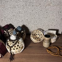 توزيعات سلة خوص صغيرة مغلفة بقماش