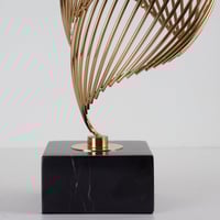 قطعة عصرية لمنزلك من المعدن الذهبي بحجم صغير