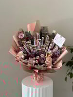 باقة ورد مع شوكلت كيندر