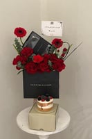 تنسيق كيس تومي هيلفغر مع اسواره وكيك جاناش