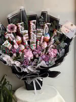 باقة ورد مع شوكلت كيندر