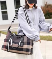 شنطة واسعه للسفريات السريعة والنادي اللياقي