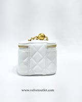 شنطة شانيل ميني أبيض