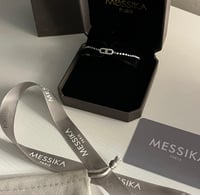 سوارة يد ميسيكا مع ملحقاتها