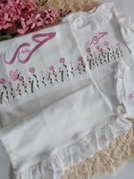 طقم مواليد بنات بالاسم تطريز فاخر