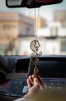 تعليقة سيارة عود برسمة الصقر