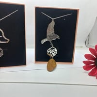 تعليقة سيارة عود برسمة الصقر