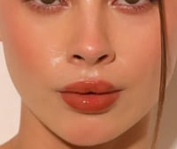 مرطب شفاه بني Honey Hug