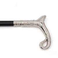 عكاز فضي مزخرف بشكل تقليدي