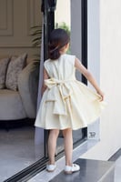 فستان بتطريز مشغول يدوياً