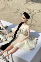 فستان بتطريز مشغول يدوياً