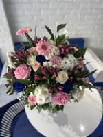 فازة سمك مع تنسيق ورد طبيعي