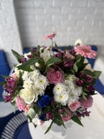 فازة سمك مع تنسيق ورد طبيعي