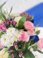 فازة سمك مع تنسيق ورد طبيعي