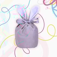 ميدالية أرنب محشو مع اسم مطبوع داخل كيس قماشي أنيق...