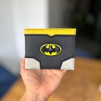 محفظة باتمان: الشعار الكلاسيكي والأمان المطلق!