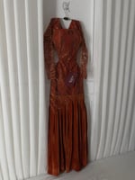 فستان مخمل ذهبي