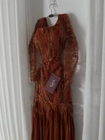 فستان مخمل ذهبي