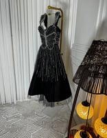 فستان اسود ملي بالتطريز راقي