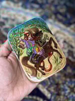 صندوق نحاس صغير برسمه فنان