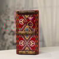 صندوق خشبي على طراز الأبواب النجدية