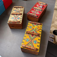 صندوق خشبي على طراز الأبواب النجدية