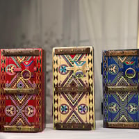 صندوق خشبي على طراز الأبواب النجدية