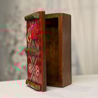 صندوق خشبي على طراز الأبواب النجدية